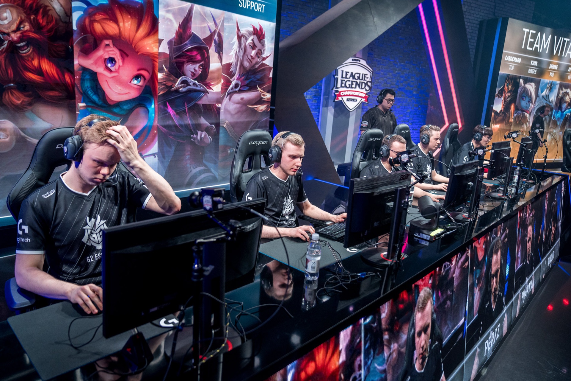 Zawodnicy na scenie turnieju League of Legends